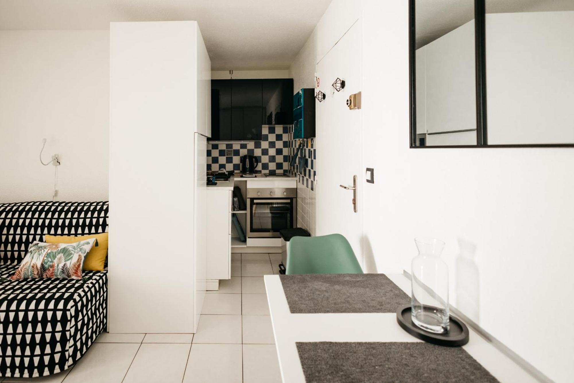 Cosy T1, A 10 Minutes A Pieds Des Plages Frejus Bagian luar foto